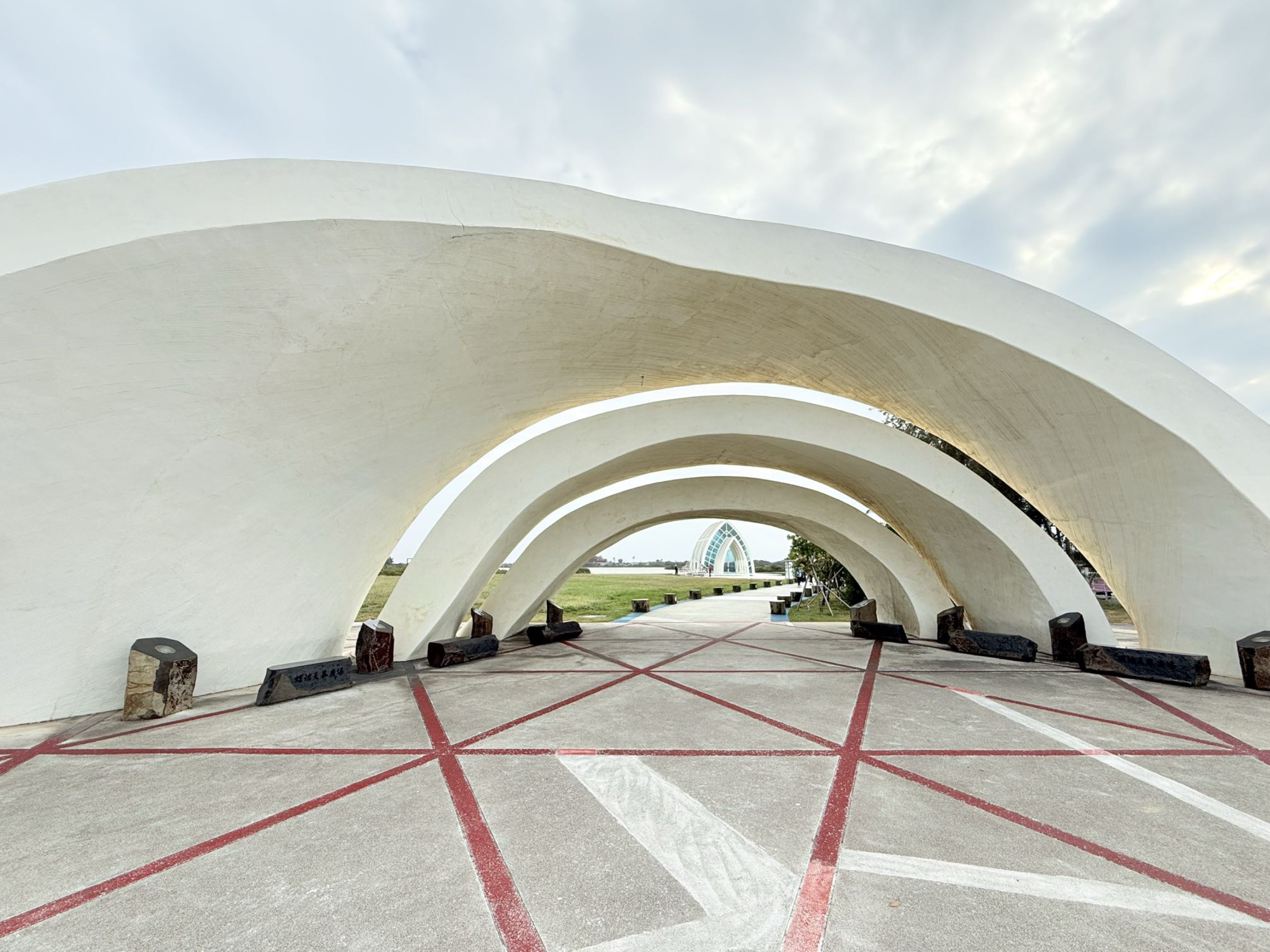 台南市北門區旅途中的幸福時光。水晶教堂北門遊客中心。幸福美麗的婚紗拍攝地點