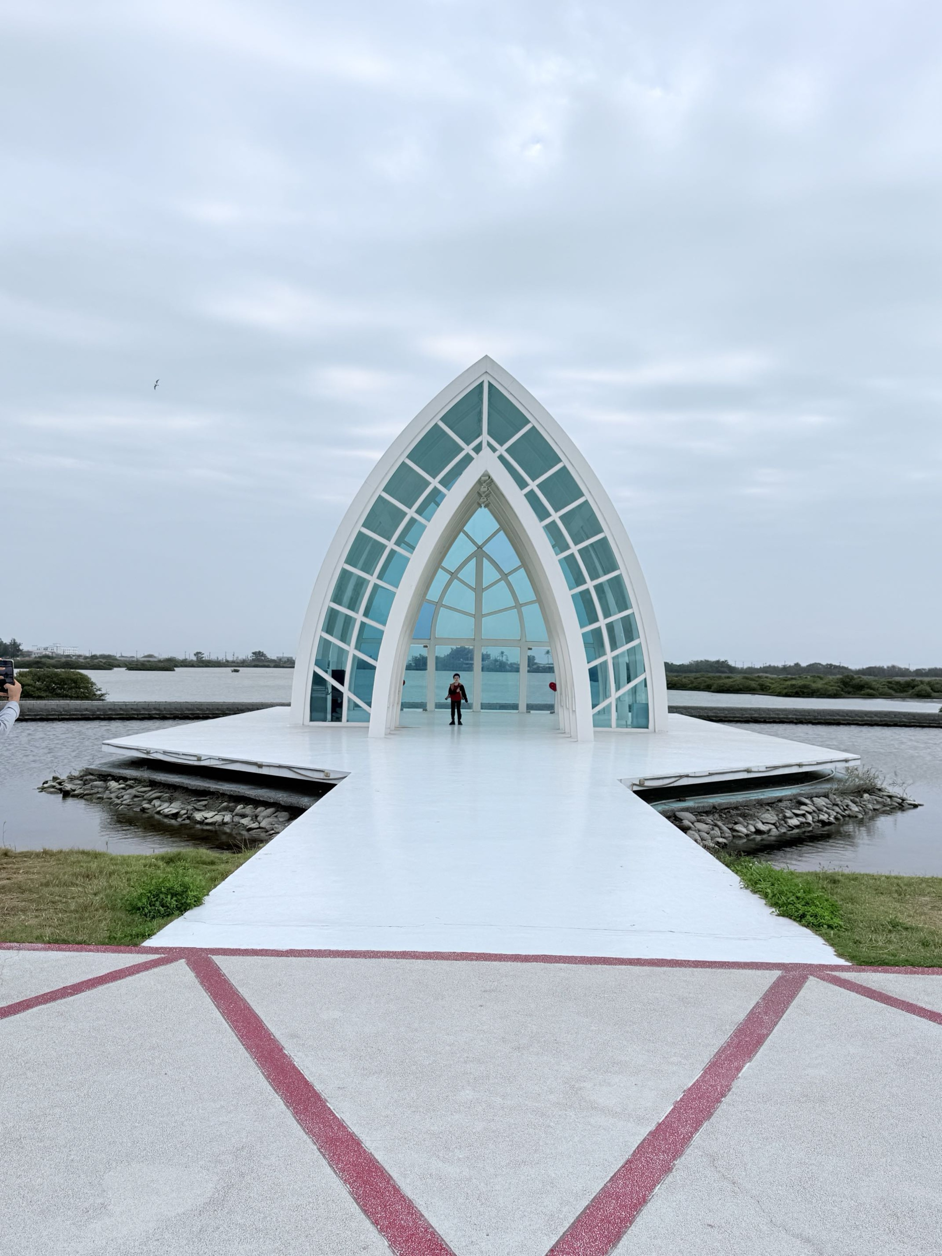 台南市北門區旅途中的幸福時光。水晶教堂北門遊客中心。幸福美麗的婚紗拍攝地點
