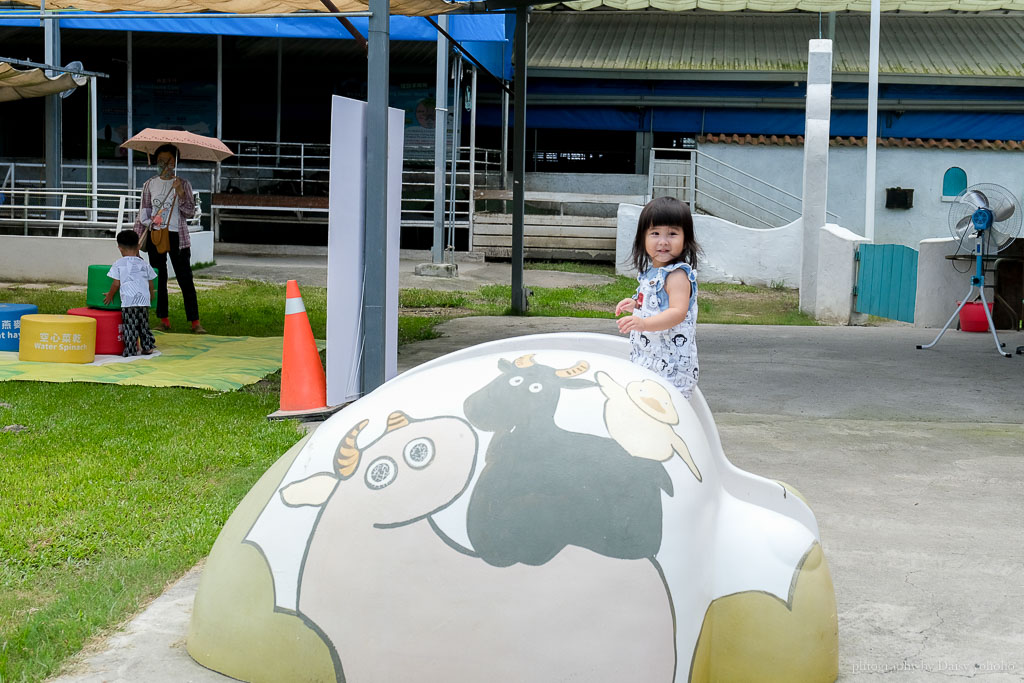 高雄橋頭親子景點「水流莊牧場」餵小羊、吃羊奶冰淇淋《羊奶失竊案》實境解謎好好玩!