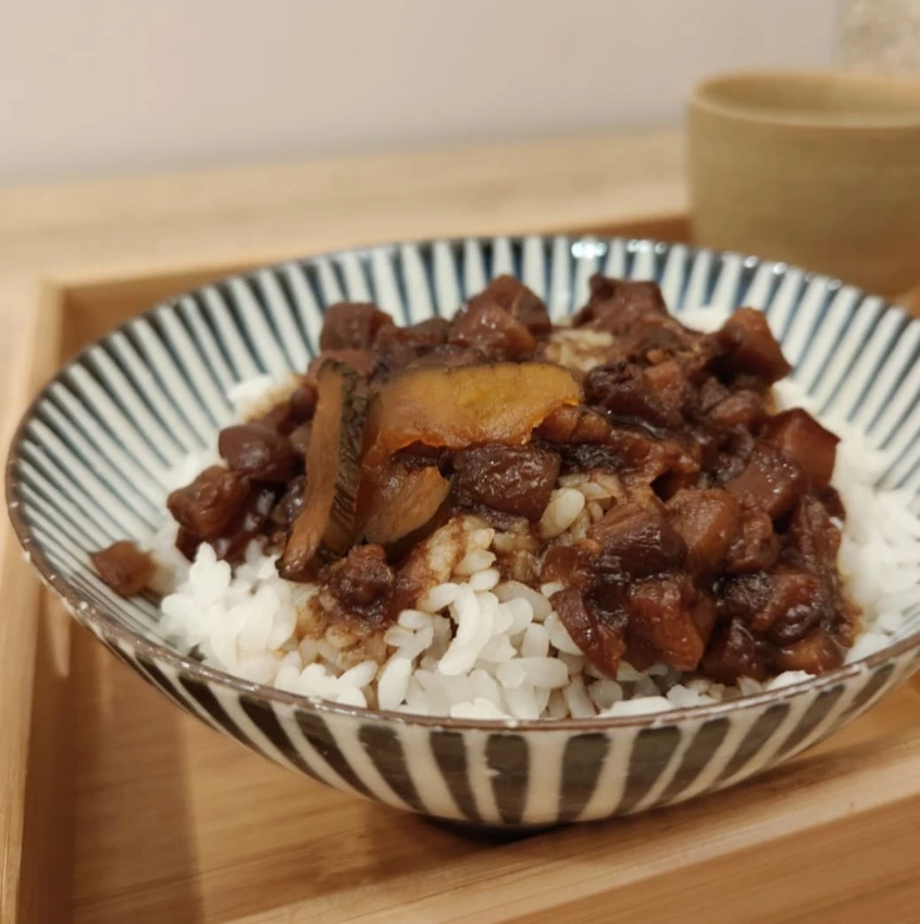 竹東美食吃不停｜友艾食堂的香香麻辣牛肉麵，大塊牛腱肉軟嫩到心