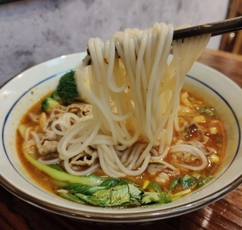 新竹一碗鮮米線＆砂鍋菜｜香辣嗦粉＋下飯紅燒肉吃的超滿足！