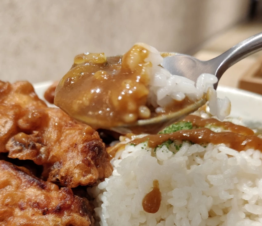 竹東美食吃不停｜友艾食堂的香香麻辣牛肉麵，大塊牛腱肉軟嫩到心