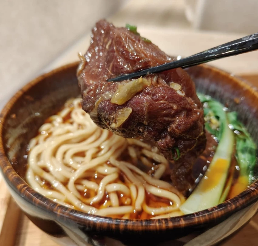 竹東美食吃不停｜友艾食堂的香香麻辣牛肉麵，大塊牛腱肉軟嫩到心