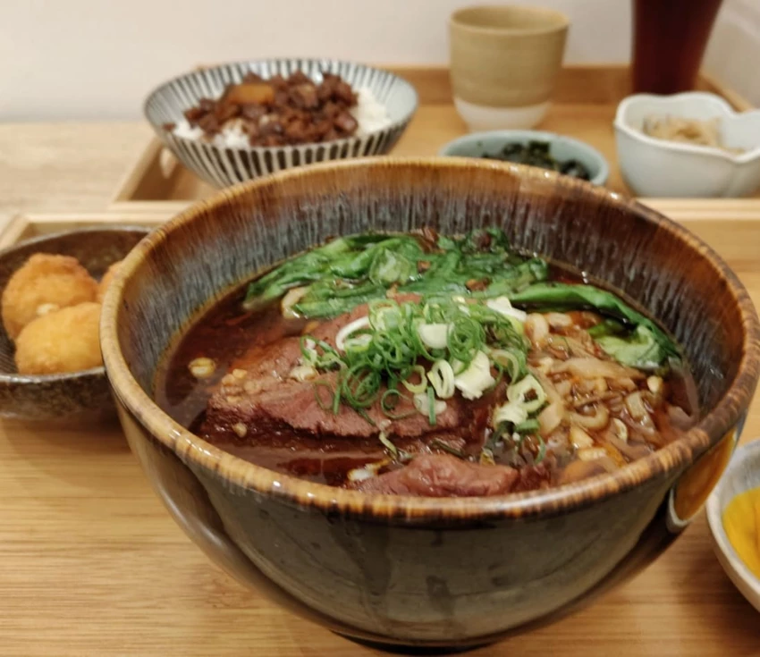 竹東美食吃不停｜友艾食堂的香香麻辣牛肉麵，大塊牛腱肉軟嫩到心