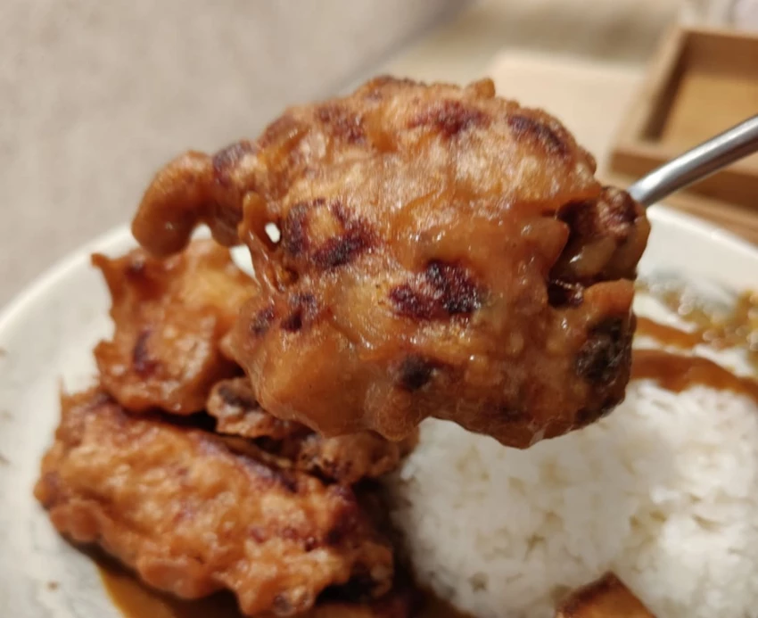 竹東美食吃不停｜友艾食堂的香香麻辣牛肉麵，大塊牛腱肉軟嫩到心