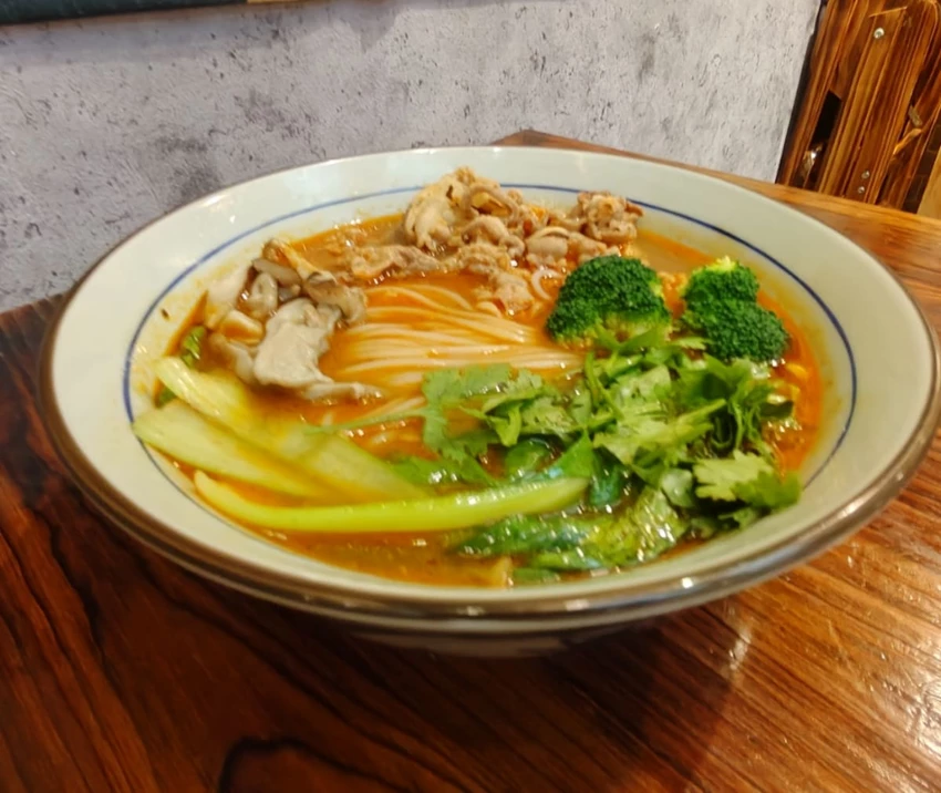 新竹一碗鮮米線＆砂鍋菜｜香辣嗦粉＋下飯紅燒肉吃的超滿足！