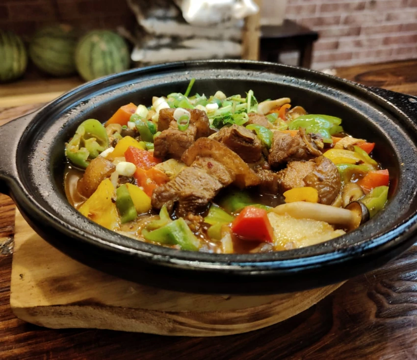 新竹一碗鮮米線＆砂鍋菜｜香辣嗦粉＋下飯紅燒肉吃的超滿足！