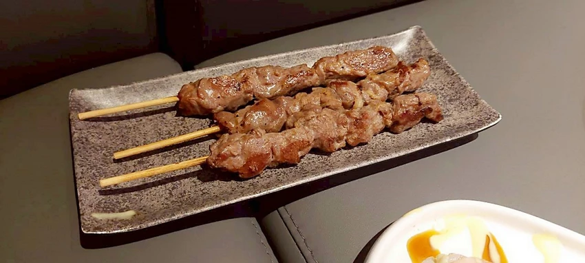 美食｜高雄美食推薦「這間串燒」，最Chill吃到飽 KTV，