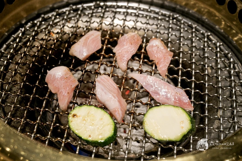 台中必吃燒肉推薦！屋馬燒肉豪華牛小排套餐，海陸盛宴雙人享用超滿足。