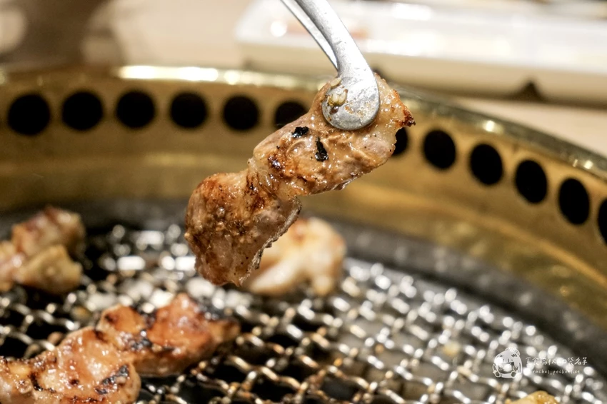 台中必吃燒肉推薦！屋馬燒肉豪華牛小排套餐，海陸盛宴雙人享用超滿足。