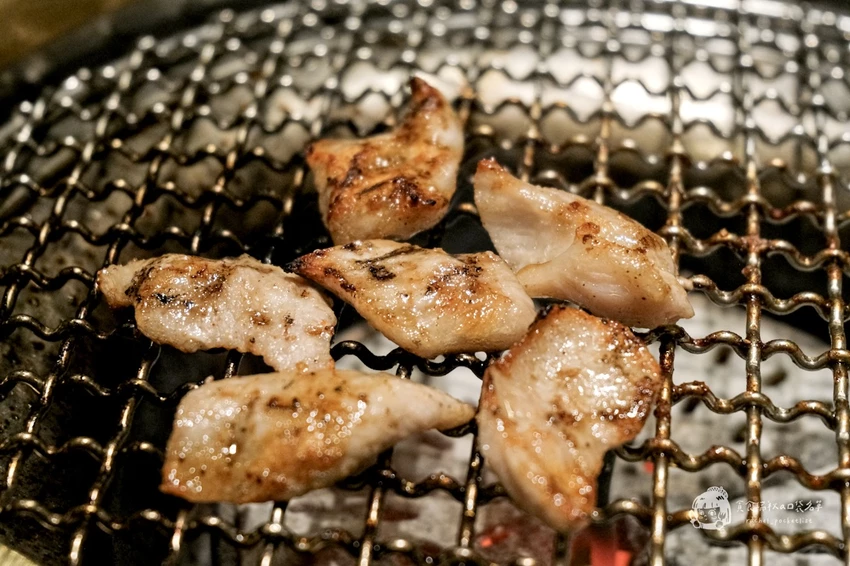 台中必吃燒肉推薦！屋馬燒肉豪華牛小排套餐，海陸盛宴雙人享用超滿足。