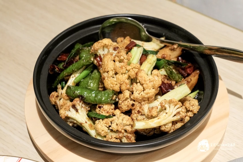 台中南屯｜瓦庫燒肉&不葷主義新品牌，雞湯界愛馬仕！顛覆中菜印象的現代風餐廳｜GOGOGA 極上雞湯 新派中菜...