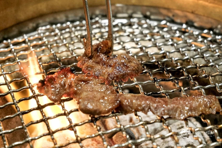 台中必吃燒肉推薦！屋馬燒肉豪華牛小排套餐，海陸盛宴雙人享用超滿足。