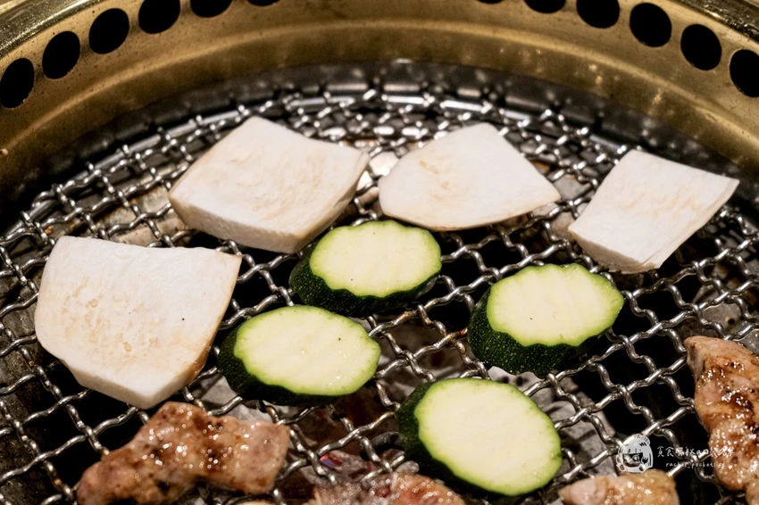 台中必吃燒肉推薦！屋馬燒肉豪華牛小排套餐，海陸盛宴雙人享用超滿足。