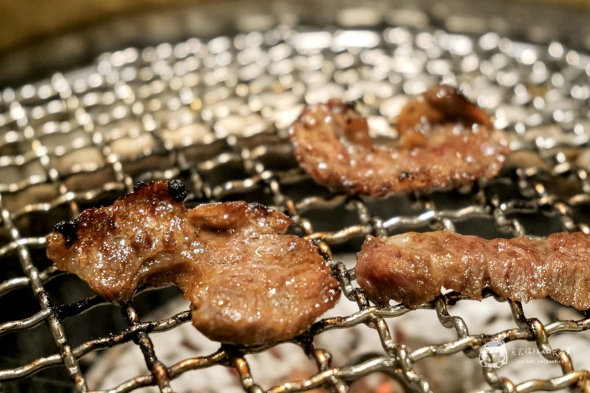 台中必吃燒肉推薦！屋馬燒肉豪華牛小排套餐，海陸盛宴雙人享用超滿足。