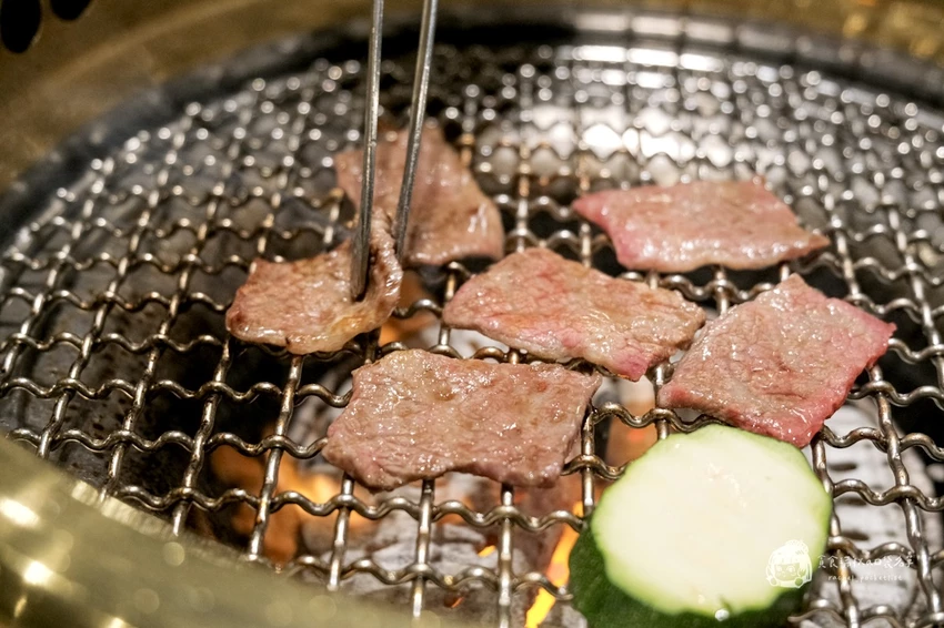台中必吃燒肉推薦！屋馬燒肉豪華牛小排套餐，海陸盛宴雙人享用超滿足。