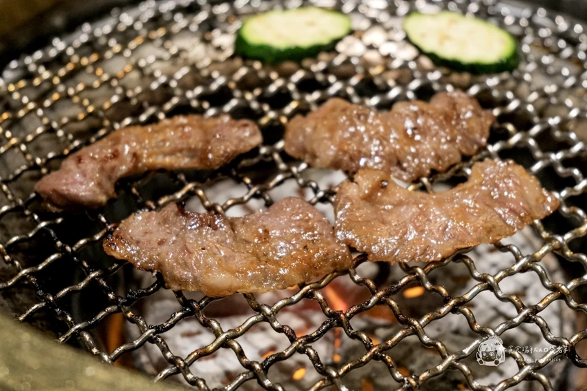 台中必吃燒肉推薦！屋馬燒肉豪華牛小排套餐，海陸盛宴雙人享用超滿足。