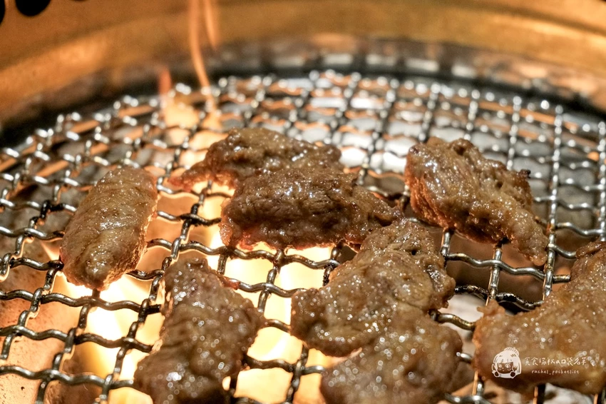 台中必吃燒肉推薦！屋馬燒肉豪華牛小排套餐，海陸盛宴雙人享用超滿足。