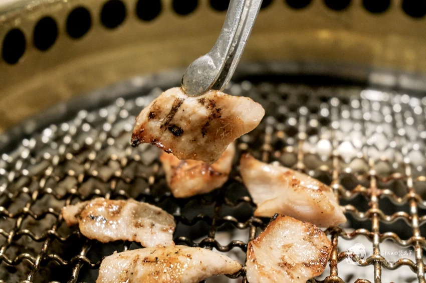 台中必吃燒肉推薦！屋馬燒肉豪華牛小排套餐，海陸盛宴雙人享用超滿足。