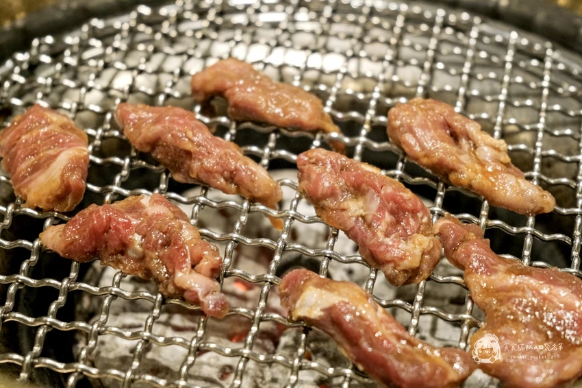 台中必吃燒肉推薦！屋馬燒肉豪華牛小排套餐，海陸盛宴雙人享用超滿足。