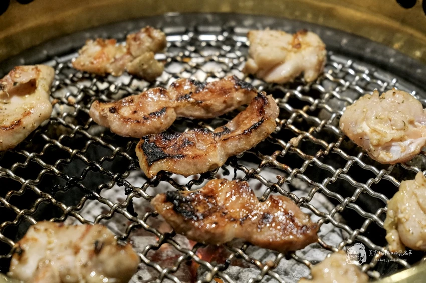 台中必吃燒肉推薦！屋馬燒肉豪華牛小排套餐，海陸盛宴雙人享用超滿足。