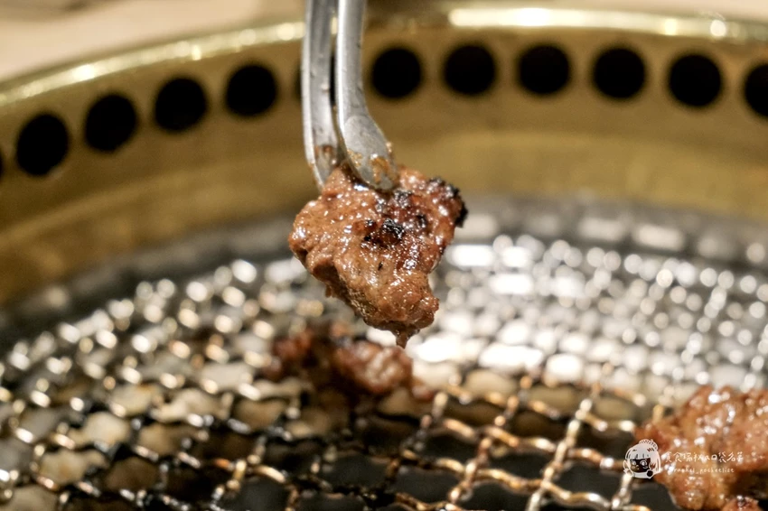 台中必吃燒肉推薦！屋馬燒肉豪華牛小排套餐，海陸盛宴雙人享用超滿足。