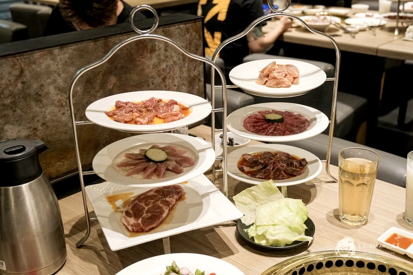 台中必吃燒肉推薦！屋馬燒肉豪華牛小排套餐，海陸盛宴雙人享用超滿足。