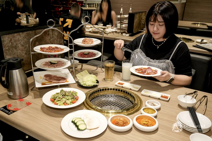 台中必吃燒肉推薦！屋馬燒肉豪華牛小排套餐，海陸盛宴雙人享用超滿足。