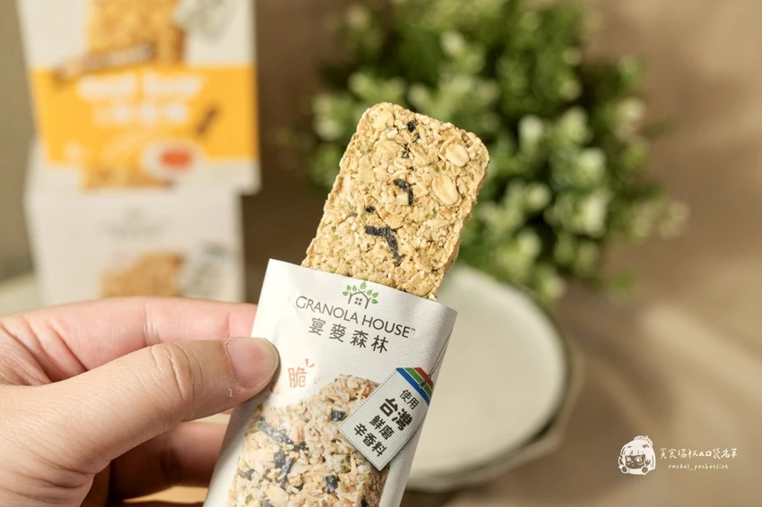 超商美食｜全家新口味燕麥棒評價｜飲控也能安心吃！「高纖脆燕麥棒」胡椒鹹蛋黃&五香海苔鹹口系新風味｜宴...