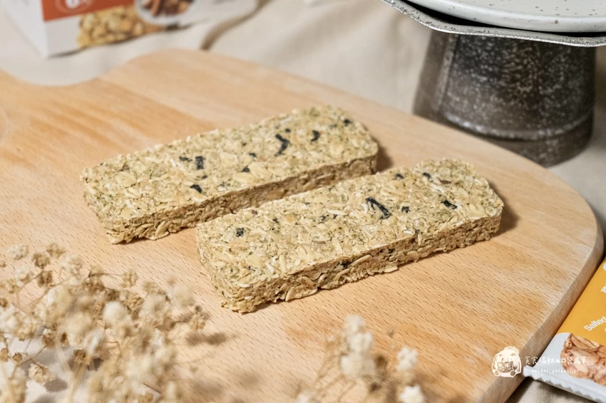 超商美食｜全家新口味燕麥棒評價｜飲控也能安心吃！「高纖脆燕麥棒」胡椒鹹蛋黃&五香海苔鹹口系新風味｜宴...