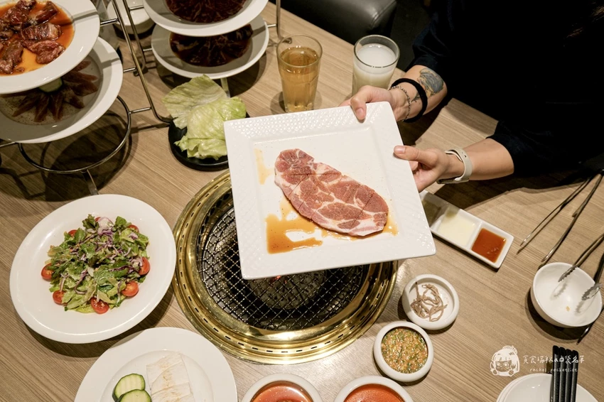 台中必吃燒肉推薦！屋馬燒肉豪華牛小排套餐，海陸盛宴雙人享用超滿足。