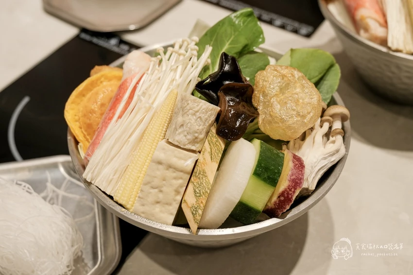 台中南區｜森川丼丼旗下鍋物品牌，雞湯控必收！一鍋入魂的濃郁黃金雞湯底｜金大方職人雞湯鍋物 – 貪食瑞秋a...