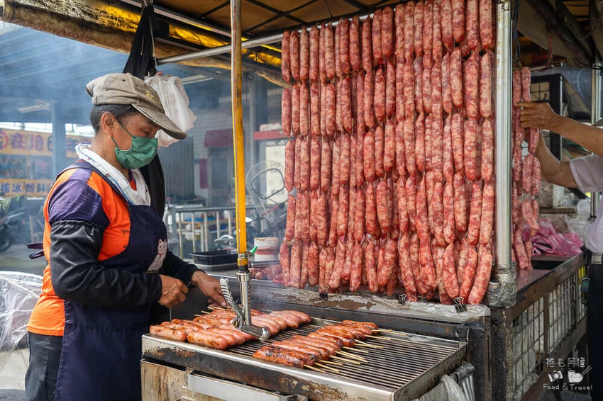 宜蘭冬山美食奇景!國道五號旁武淵香腸壯觀香腸瀑布,爆汁香腸排隊也要吃。