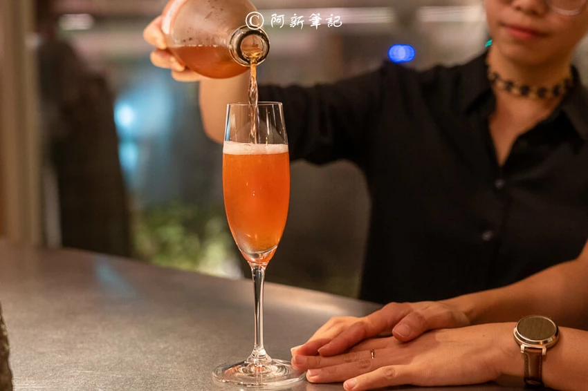 台中勤美超低調特色酒吧！Petit Petit約會餐廳，氛圍神秘調酒創新。