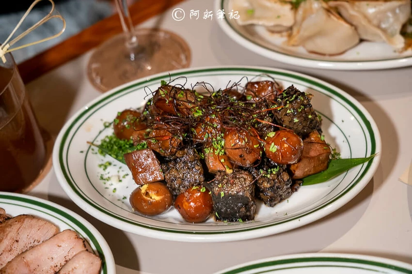 台中勤美超低調特色酒吧！Petit Petit約會餐廳，氛圍神秘調酒創新。