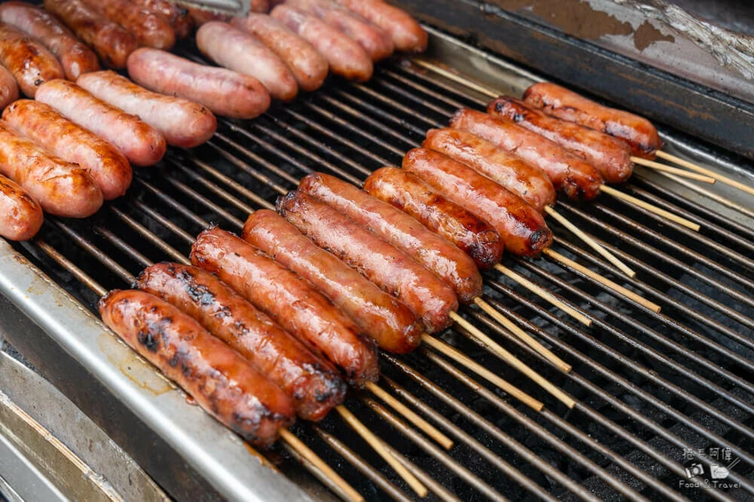 宜蘭冬山美食奇景!國道五號旁武淵香腸壯觀香腸瀑布,爆汁香腸排隊也要吃。