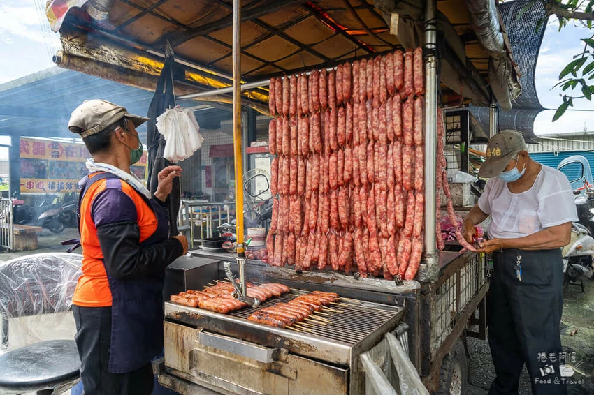 宜蘭冬山美食奇景!國道五號旁武淵香腸壯觀香腸瀑布,爆汁香腸排隊也要吃。