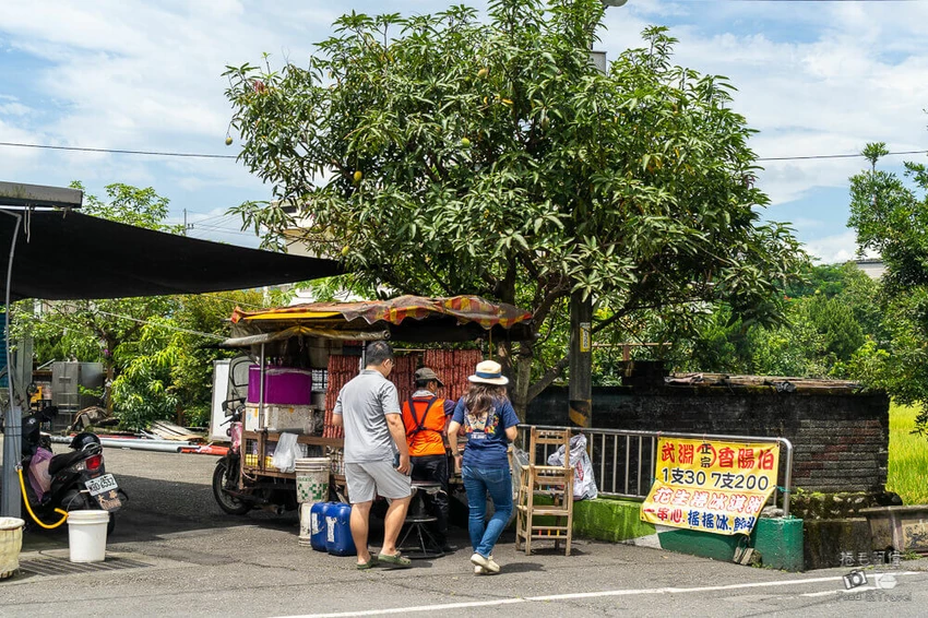 宜蘭冬山美食奇景!國道五號旁武淵香腸壯觀香腸瀑布,爆汁香腸排隊也要吃。