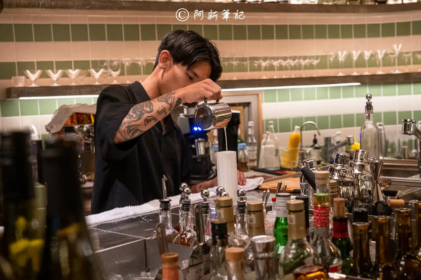 台中勤美超低調特色酒吧！Petit Petit約會餐廳，氛圍神秘調酒創新。