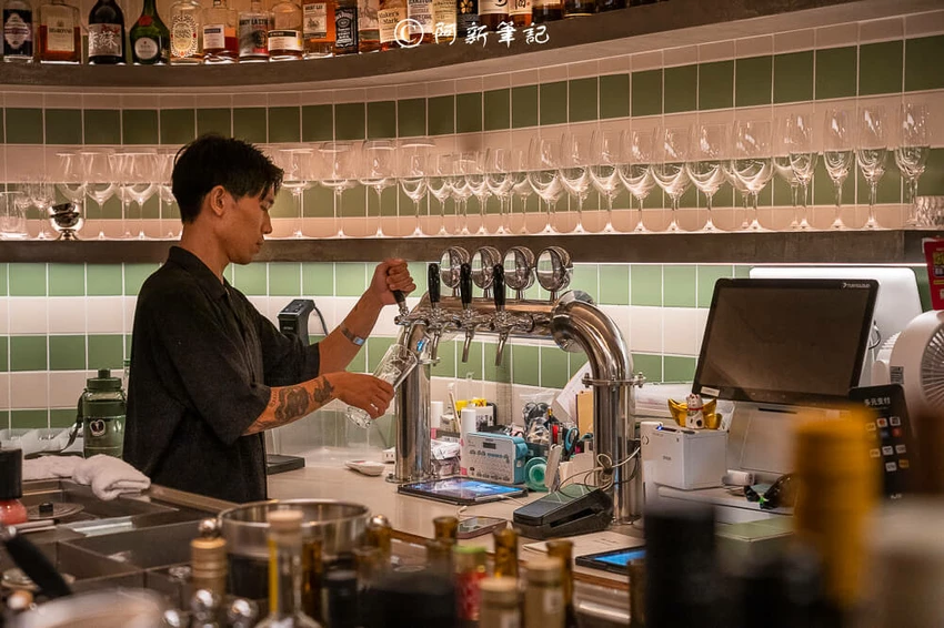 台中勤美超低調特色酒吧！Petit Petit約會餐廳，氛圍神秘調酒創新。