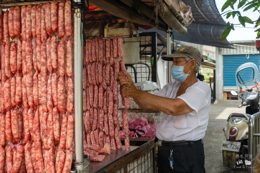 宜蘭冬山美食奇景!國道五號旁武淵香腸壯觀香腸瀑布,爆汁香腸排隊也要吃。