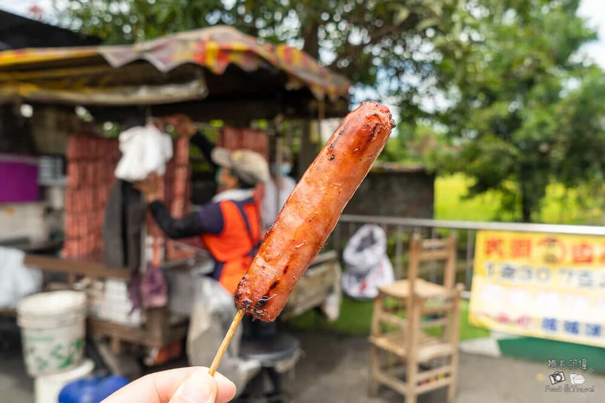 宜蘭冬山美食奇景!國道五號旁武淵香腸壯觀香腸瀑布,爆汁香腸排隊也要吃。