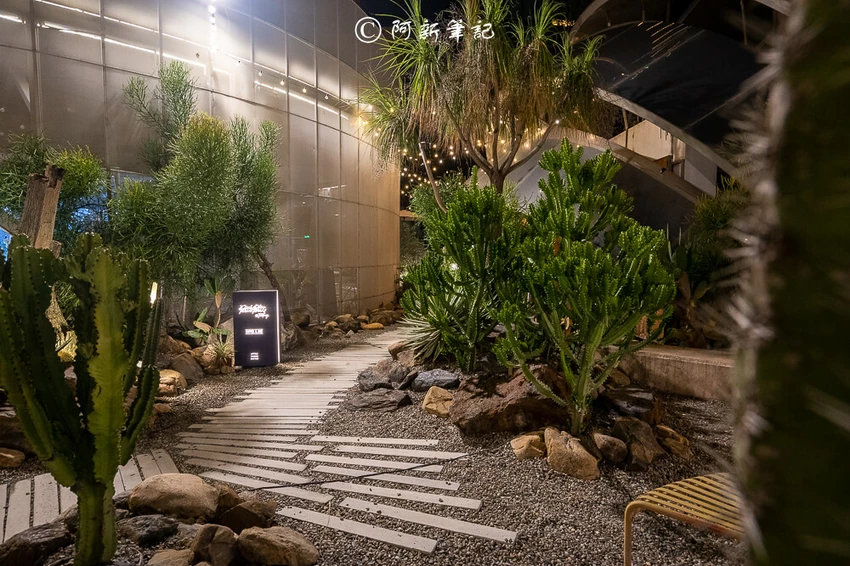 台中勤美超低調特色酒吧！Petit Petit約會餐廳，氛圍神秘調酒創新。