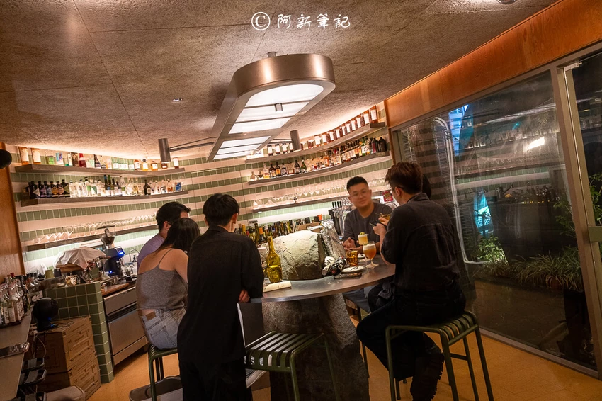 台中勤美超低調特色酒吧！Petit Petit約會餐廳，氛圍神秘調酒創新。