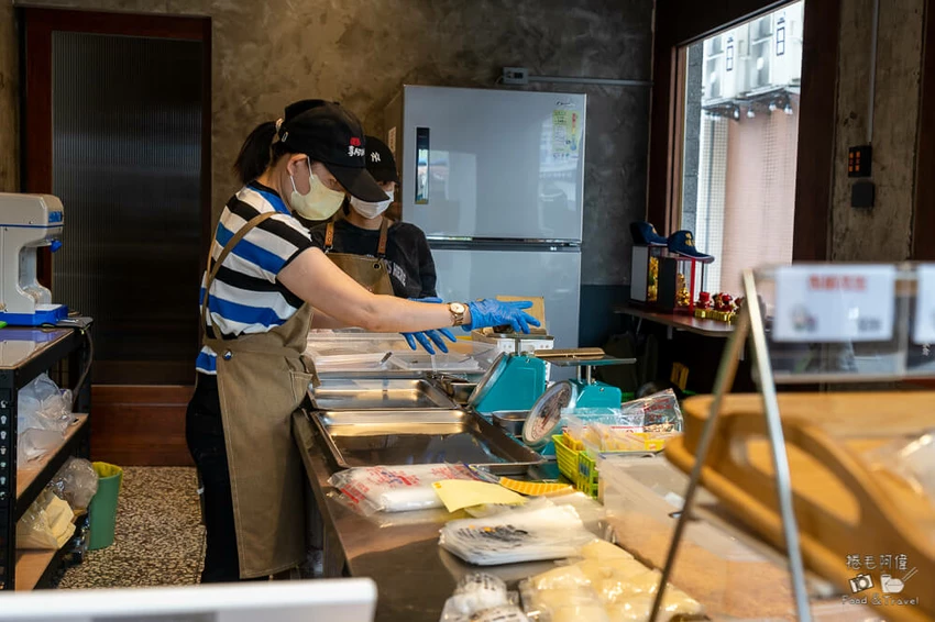 宜蘭麻糬再加一!李阿桶麻糬每日現包麻糬內餡飽滿,必買宜蘭排隊伴手禮。