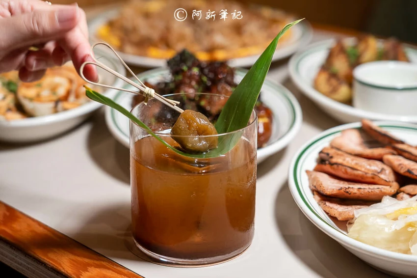 台中勤美超低調特色酒吧！Petit Petit約會餐廳，氛圍神秘調酒創新。