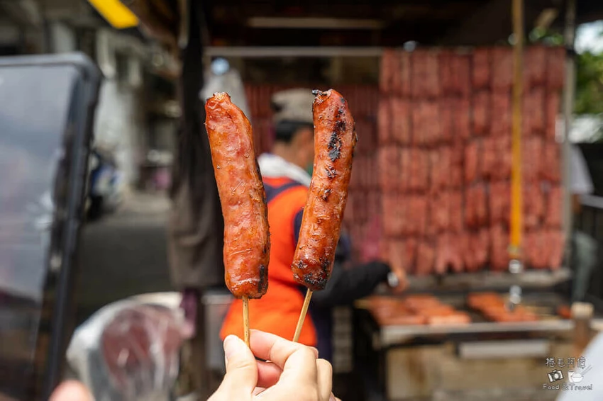 宜蘭冬山美食奇景!國道五號旁武淵香腸壯觀香腸瀑布,爆汁香腸排隊也要吃。