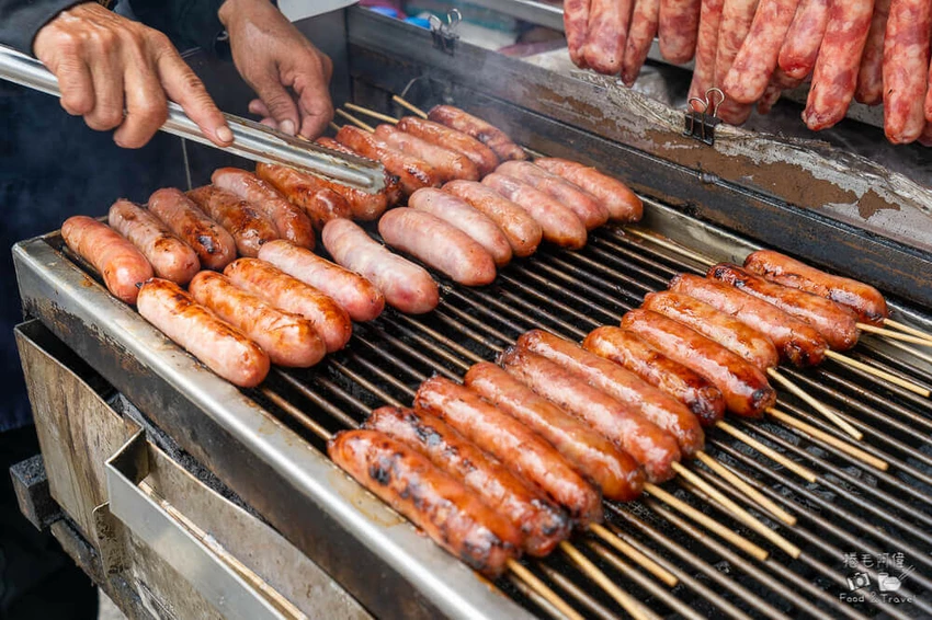 宜蘭冬山美食奇景!國道五號旁武淵香腸壯觀香腸瀑布,爆汁香腸排隊也要吃。