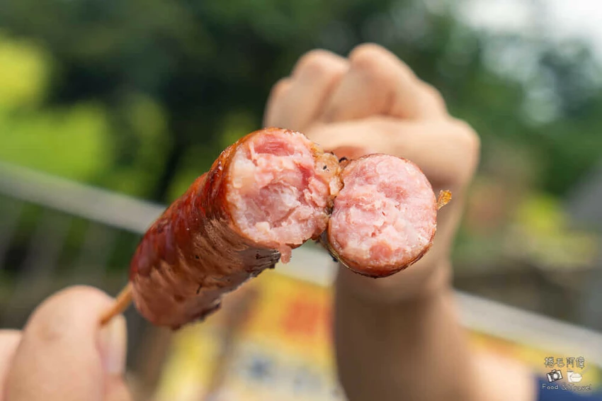 宜蘭冬山美食奇景!國道五號旁武淵香腸壯觀香腸瀑布,爆汁香腸排隊也要吃。