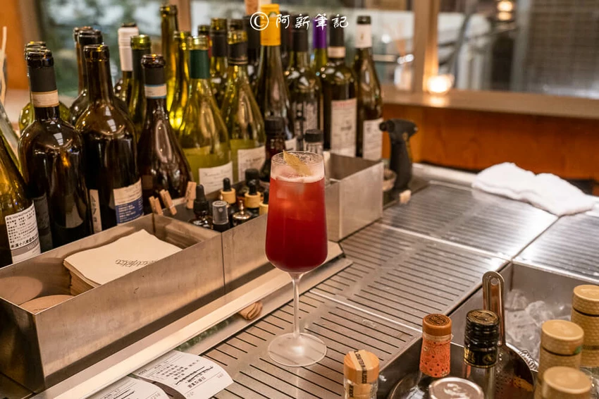 台中勤美超低調特色酒吧！Petit Petit約會餐廳，氛圍神秘調酒創新。